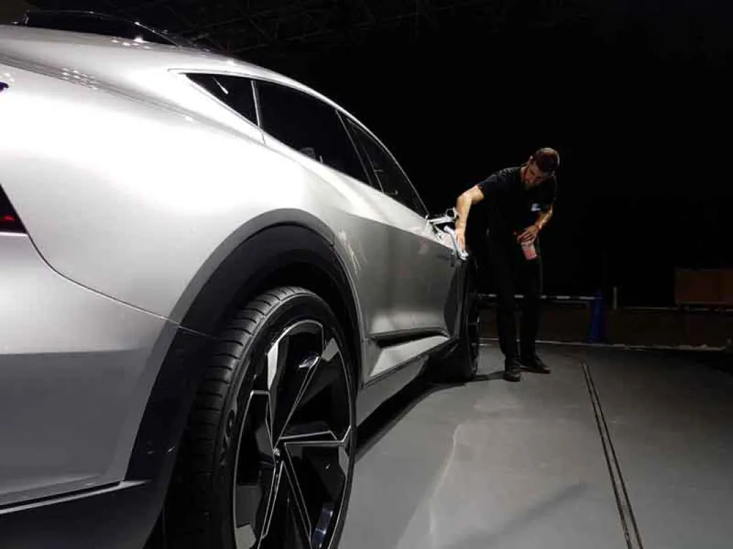OLYMP-Mitarbeiter bei Pflegearbeiten auf der Tokyo Motor Show (Foto: OLYMP, frei zur Veröffentlichun