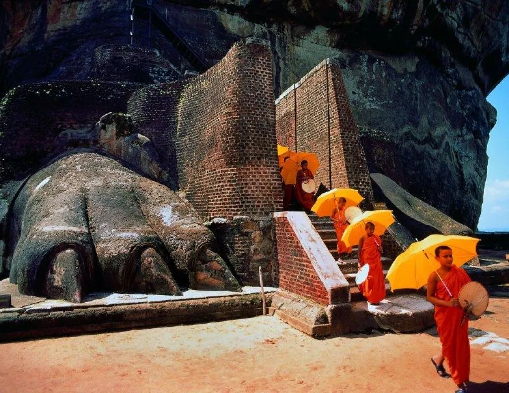 Mönche am Eingang des Sigiriya-Felsens. Copyright: Sri Lanka Tourism
