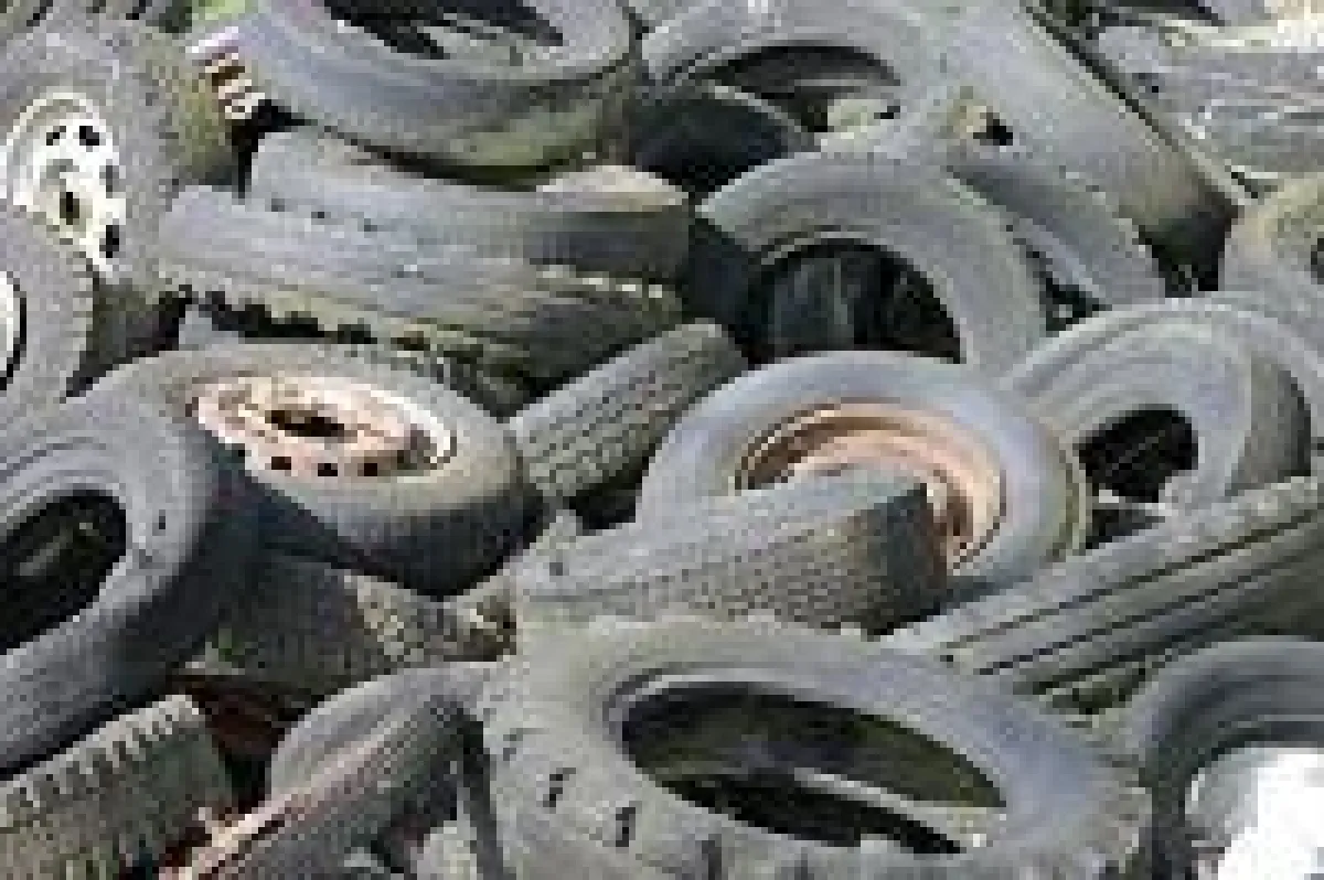 Photo: Manfred Richter, Pixabay: https://pixabay.com/photos/mature-auto-tires-altreifen-3304531/