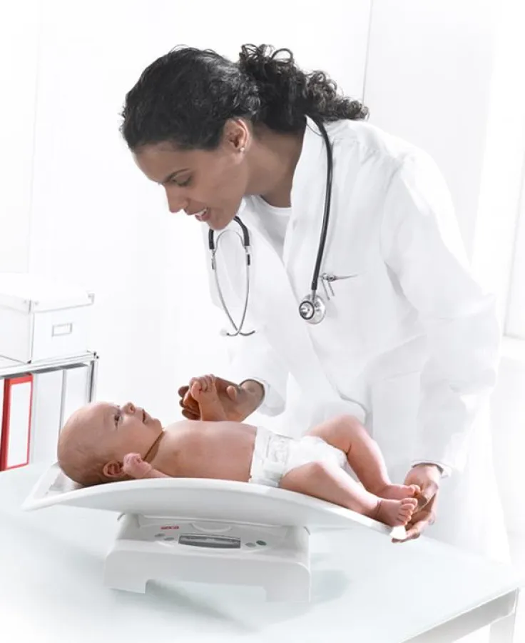 Hebammen sind auf leichte, transportable Lösungen für die Längen- und Gewichtsmessung ihrer kleinen Patienten angewiesen.