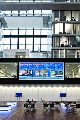 Bild: Deutsche Börse AG, Eschborn: 42 qm Steglos LCD Wand für Bulle und Bär