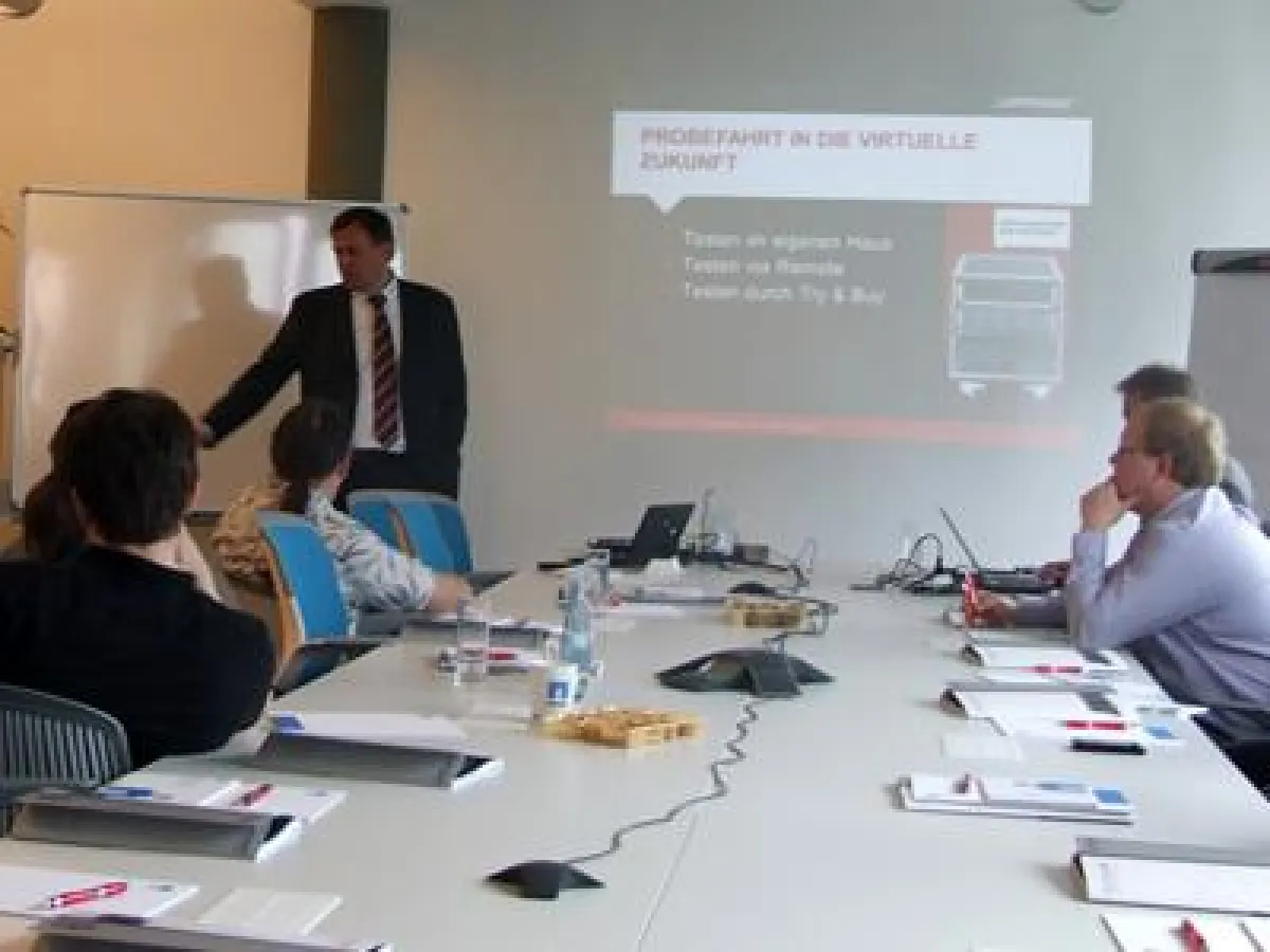 Oliver Gerlach präsentiert die virtuellen Vorteile