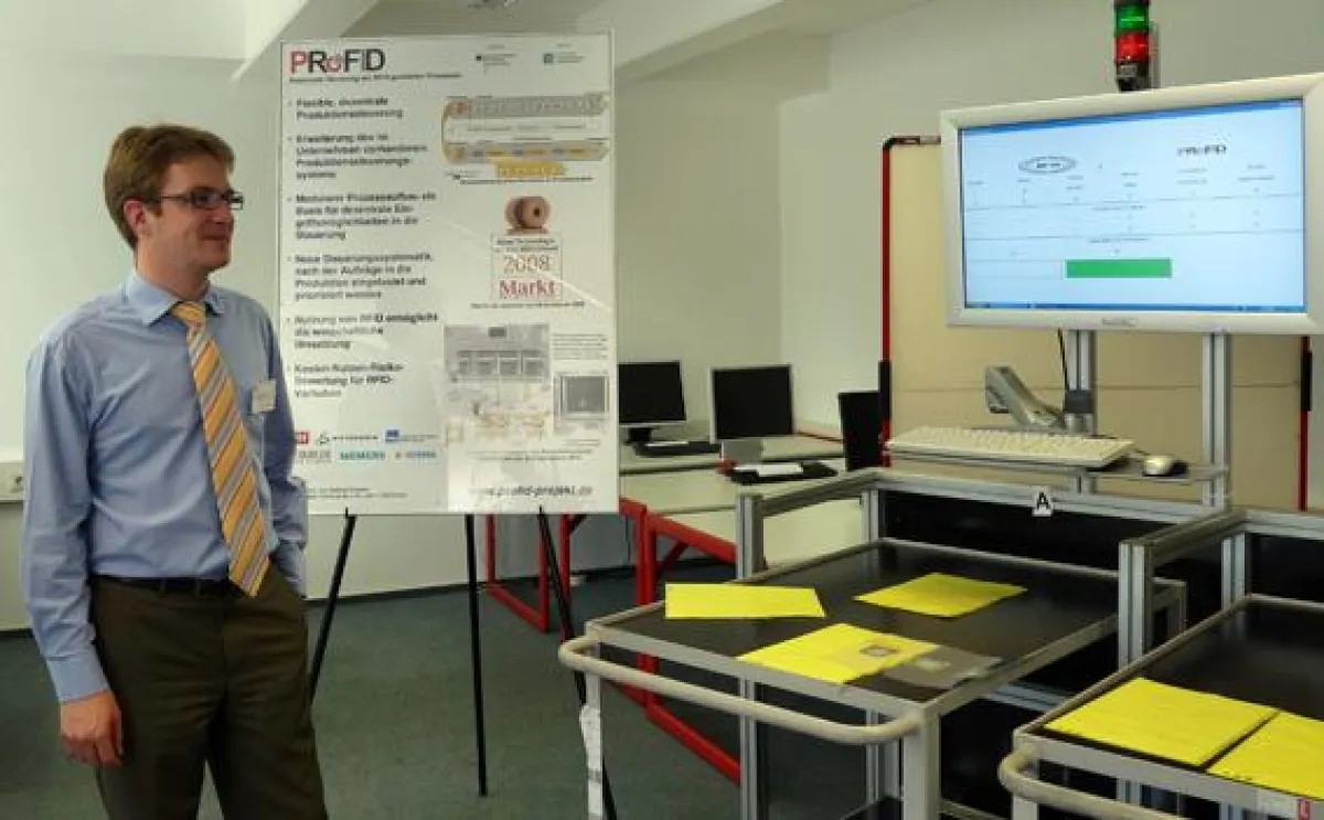 Matthias Elsweier präsentiert den RFID-gestützten Marktplatz des Forschungsprojektes PRoFID