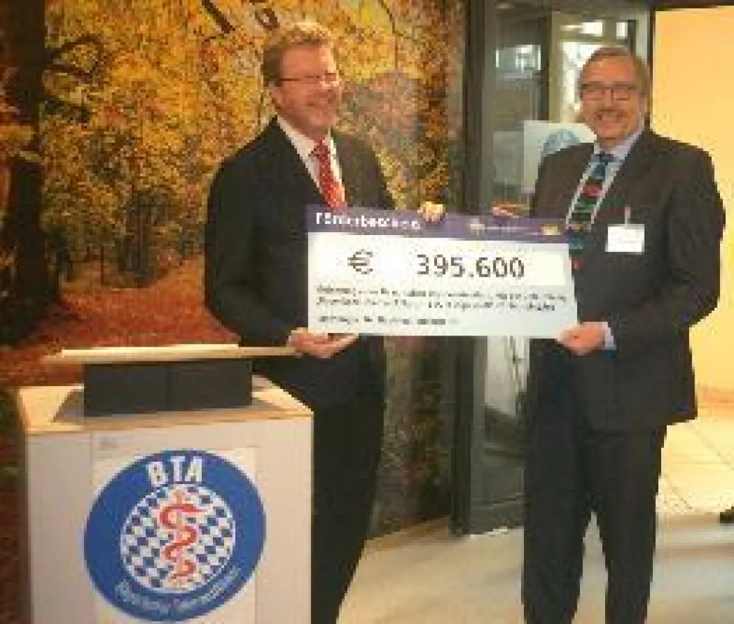 Übergabe des Förderungsbescheids durch Staatsminister Dr. Huber an den Geschäftsführer Dr. Jedamzik