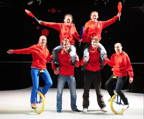 Bild: Waldoni und Childaid Network machen Zirkus mit Straßenkindern