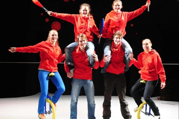 Bild: Waldoni und Childaid Network machen Zirkus mit Straßenkindern
