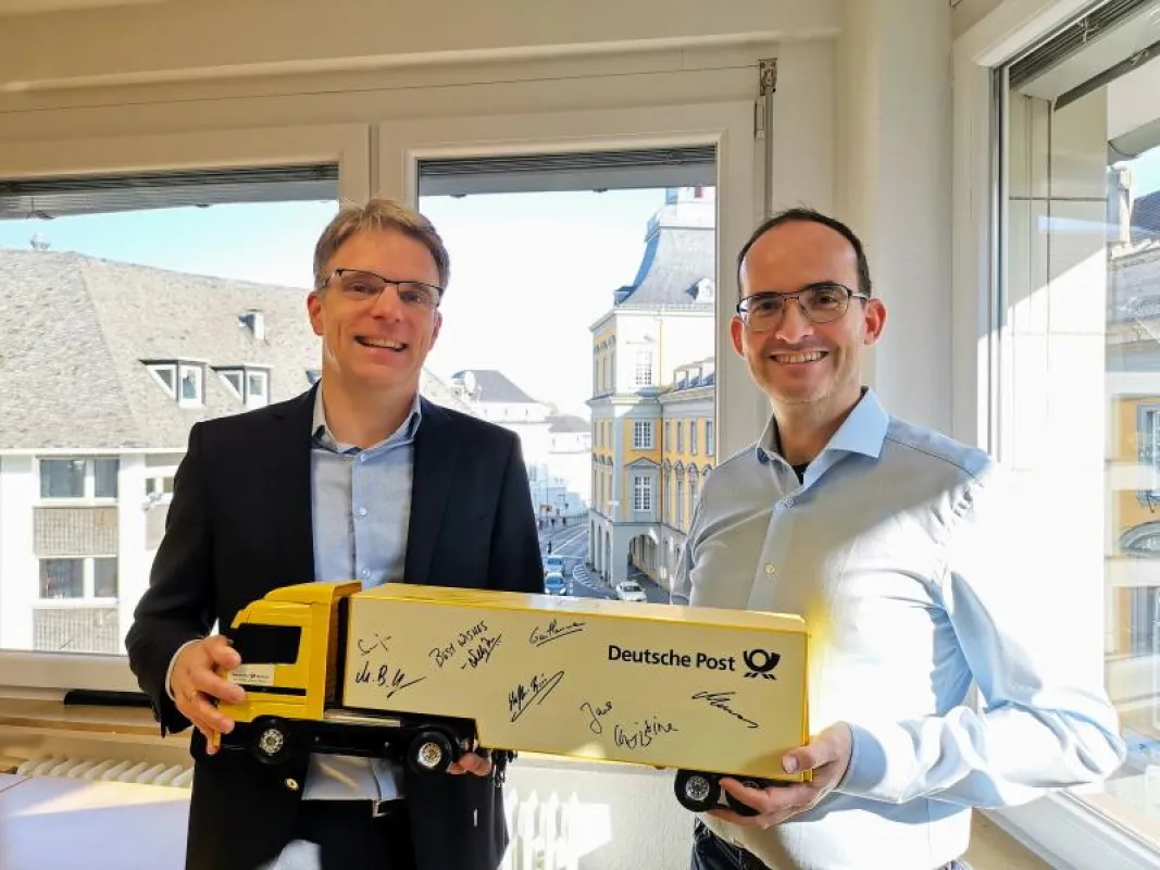 CEO Martin Schulze und Managing Partner Martin Bernemann mit einem „Deutsche Post DHL“-Truck