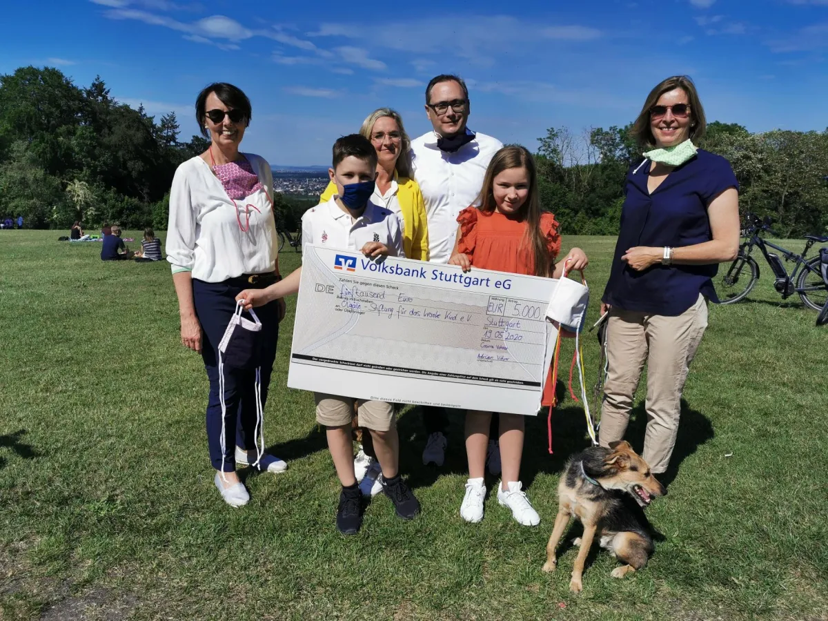 Familie Vohrer übergibt einen Spendenscheck in Höhe von 5.000 € an die Olgäle-Stiftung