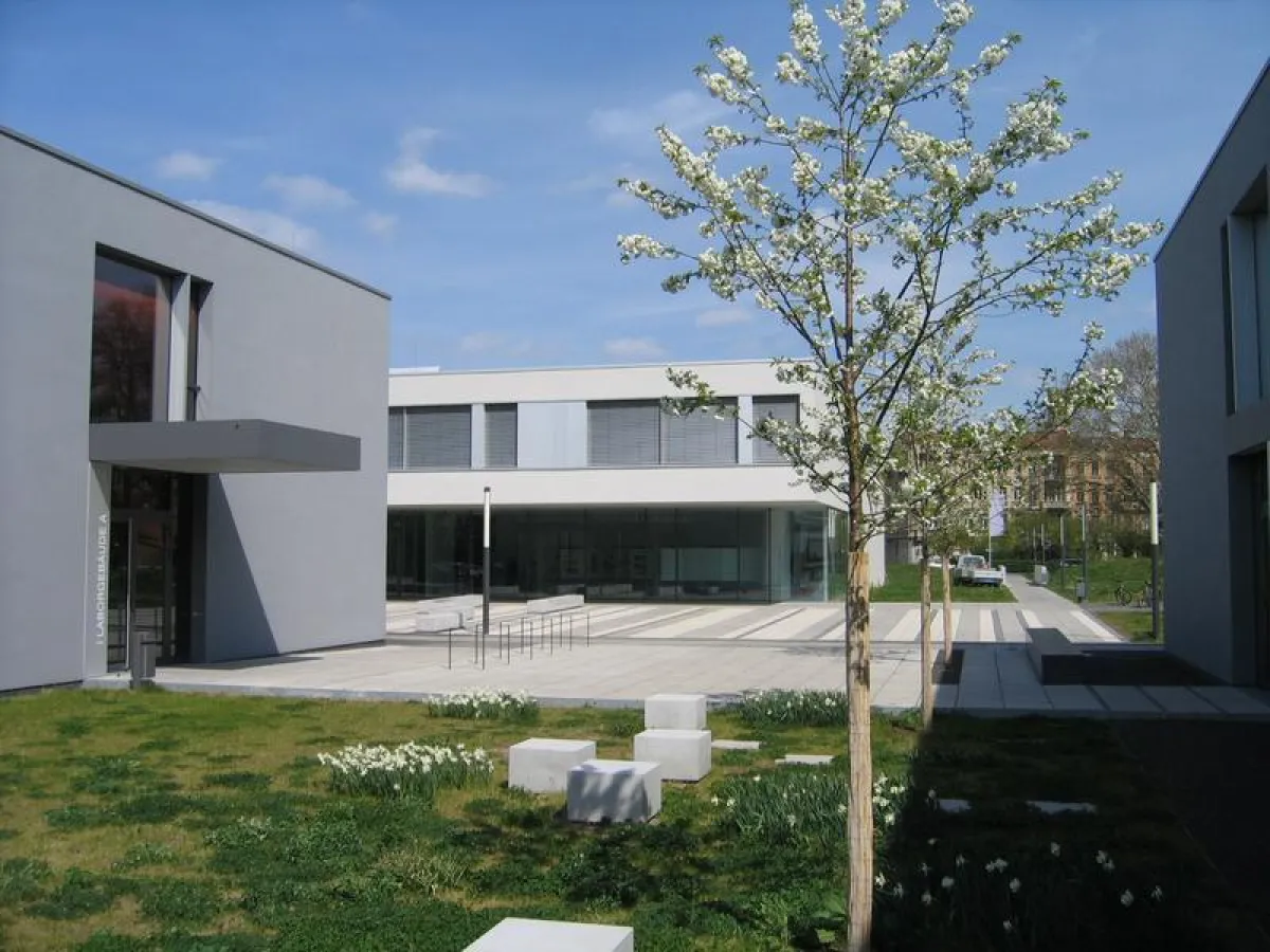 Blick zum Peter-Dierich-Haus auf dem Campus in Zittau (Foto: HSZG - H. Trillenberg)