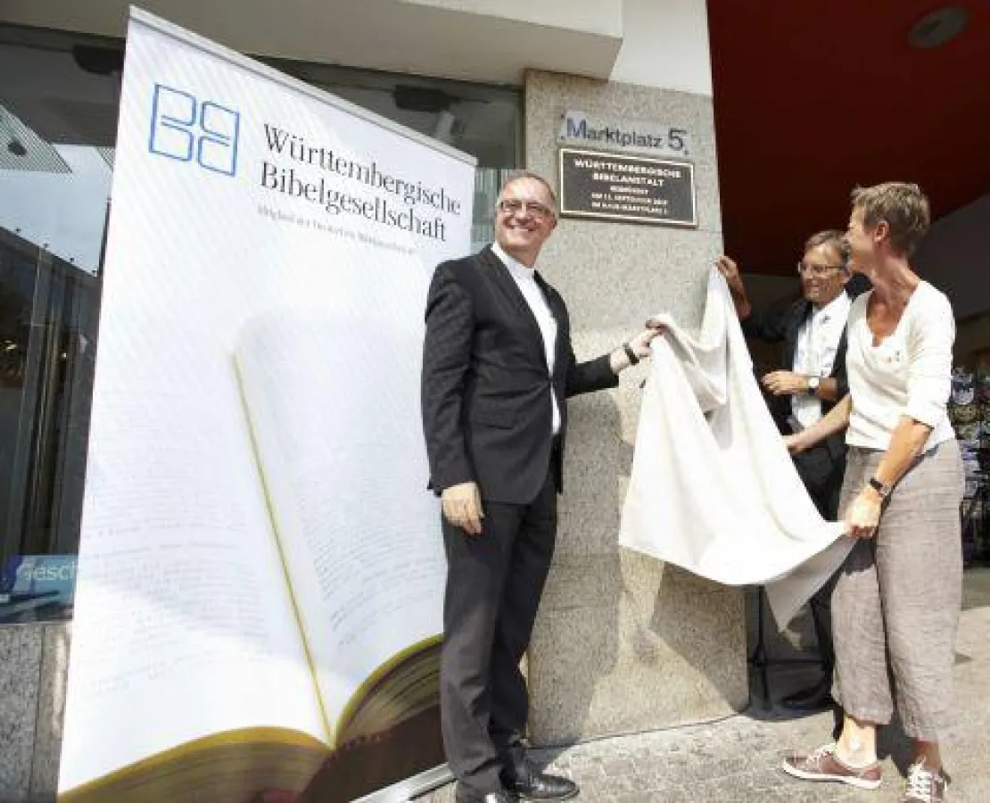 Enthüllung der Gedenktafel durch Bischof July, Bürgerneister Wölfle und Christiane Haufler.