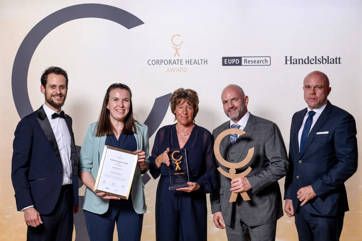 Die Vertreter:innen des Genoverbands e.V. nehmen die Auszeichnung entgegen. (© EUPD/Wenski)