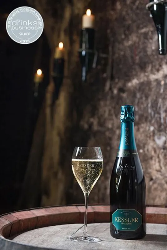 KESSLER Jägergrün Riesling brut in den historischen Gewölbekellern.