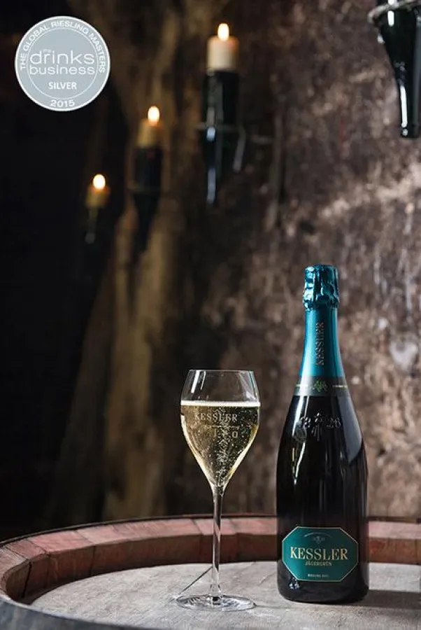 KESSLER Jägergrün Riesling brut in den historischen Gewölbekellern.
