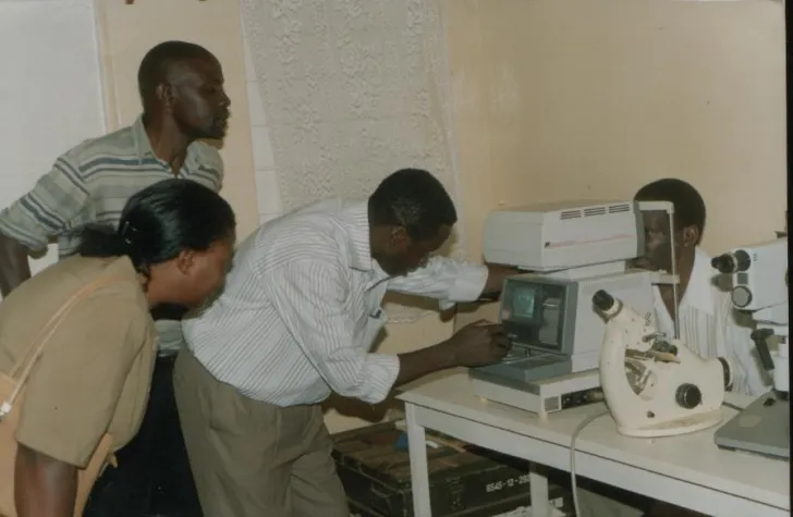 Bild: Eine rote Brille für Uganda