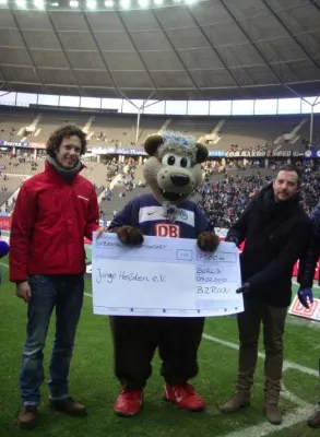 Bild: 7.500 Euro für den Verein „Junge Helden“ - Hohe Teilnehmerzahl des B2RUN Berlin bescherte stolze Spendensumme