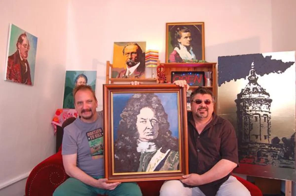 Michael Weiler (links)  und Georg Jiri (rechts) mit einem Gemälde von Hans-Carl von Carlowitz