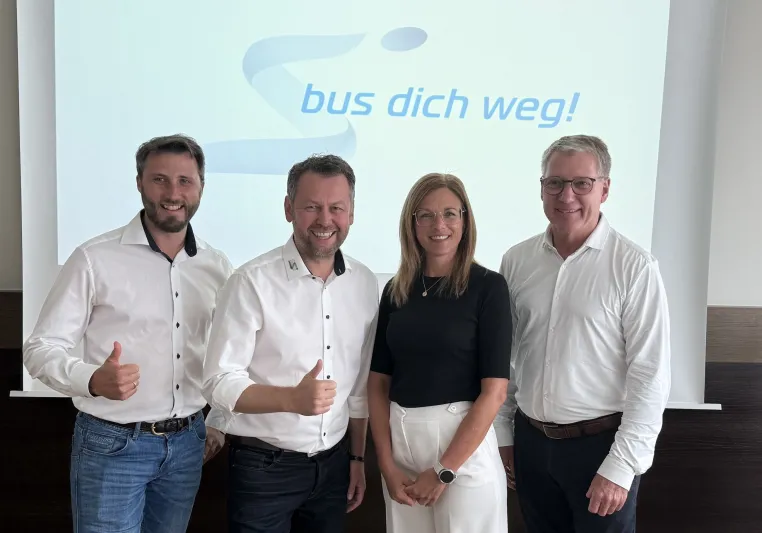 Bild: Starkes Signal für die Busbranche: Erste deutsche Partner verlängern Franchisevertrag bei „bus dich weg!“