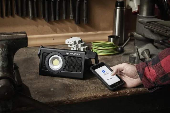 Bild: Baustrahler trifft Musikbox