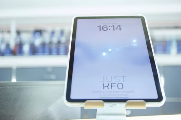 Bild: Digitale Anamnese mit "Nelly": JUST KFO Köln revolutioniert den Prozess der Patientenaufnahme