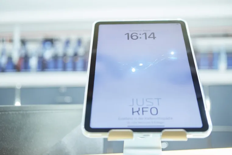 Digitale Anamnese mit "Nelly": JUST KFO Köln revolutioniert den Prozess der Patientenaufnahme Bild: Digitale Anamnese mit "Nelly": JUST KFO Köln revolutioniert den Prozess der Patientenaufnahme
