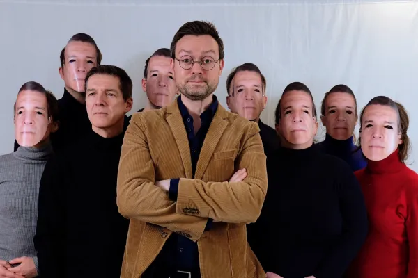 „Die Mitwisser”: Digitaler Wahnsinn trifft analoge Bühne – Premiere bei der Volksspielbühne Thalia Bild: „Die Mitwisser”: Digitaler Wahnsinn trifft analoge Bühne – Premiere bei der Volksspielbühne Thalia