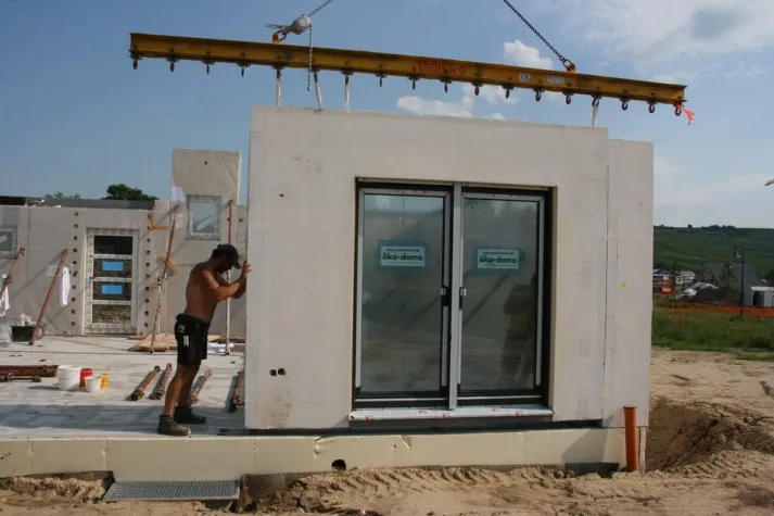 Bild: Blick hinter die Fassade: Das massive Fertighaus der Zukunft steht nach fünf Tagen