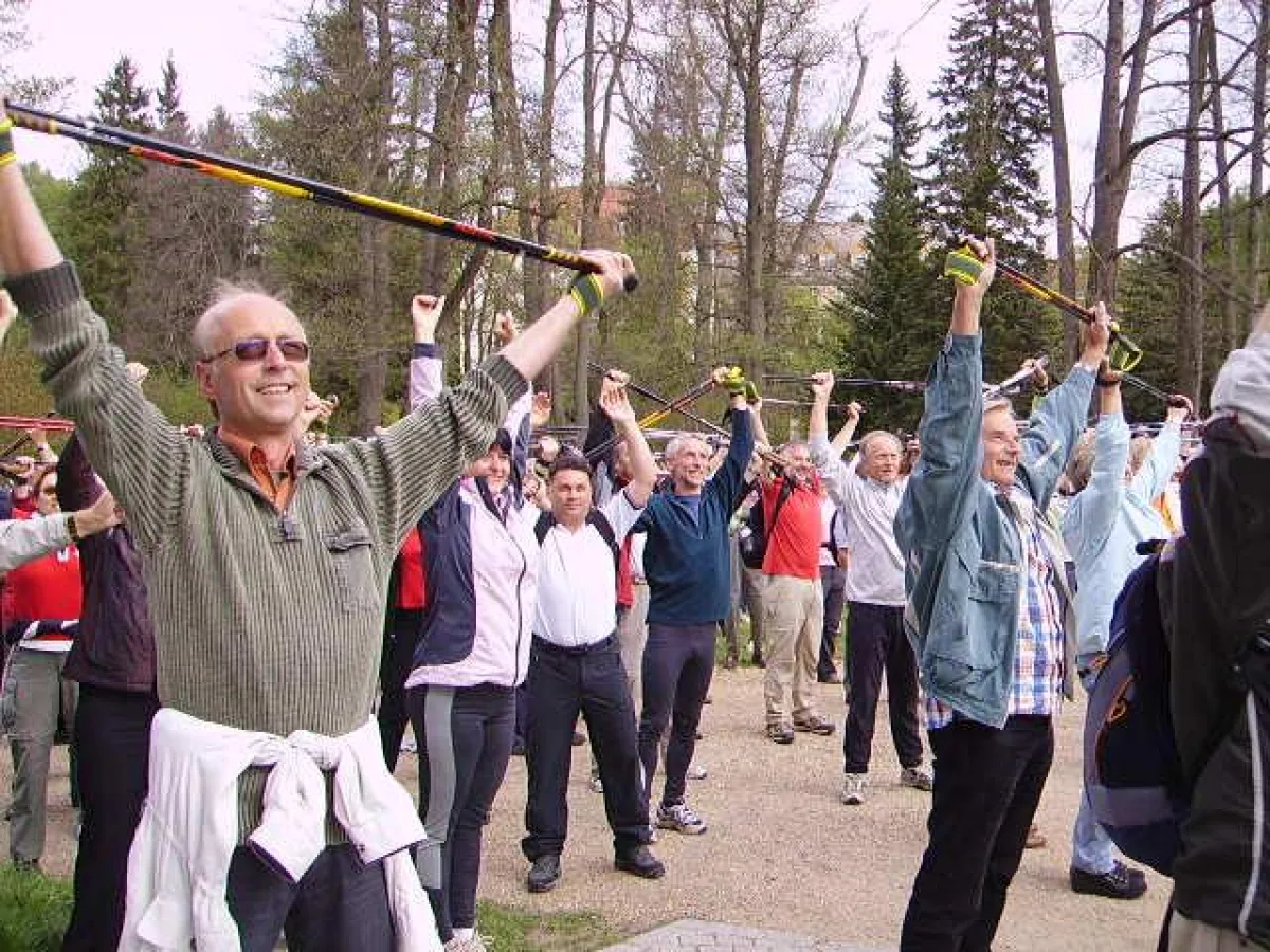 Erst zünftige Erwärmung und dann gehts los auf die Walkingstrecke