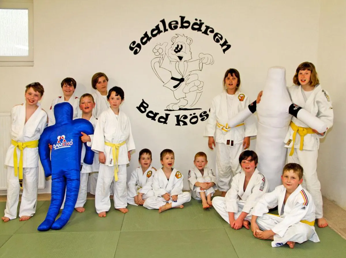 Die Nachwuchsjudokas des SG Blau Weiß Bad Kösen e.V. freuen sich über die neuen Wurfpuppen. Foto: SG