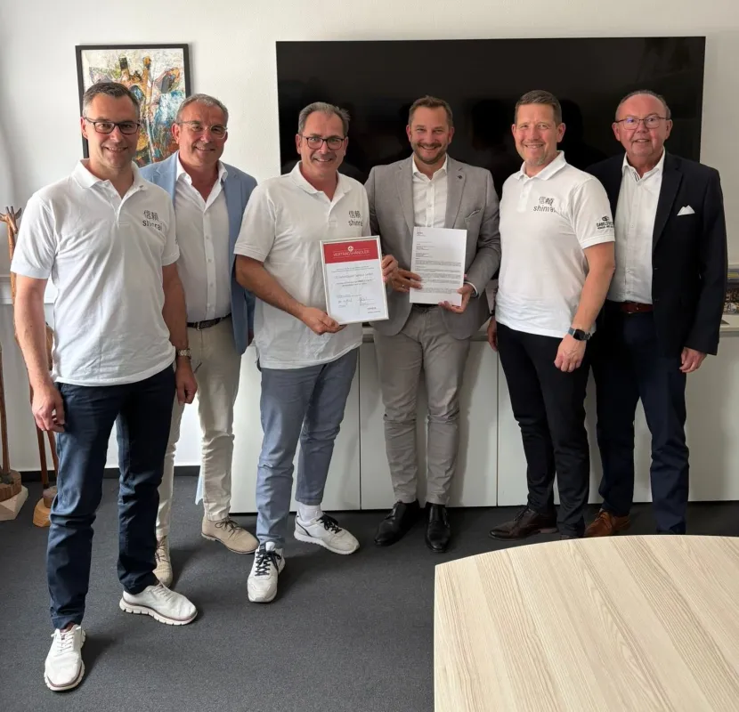 Torsten Franke und Jan Lorenz unterzeichnen den Händlervertrag (© Toyota Material Handling Deutschland GmbH)