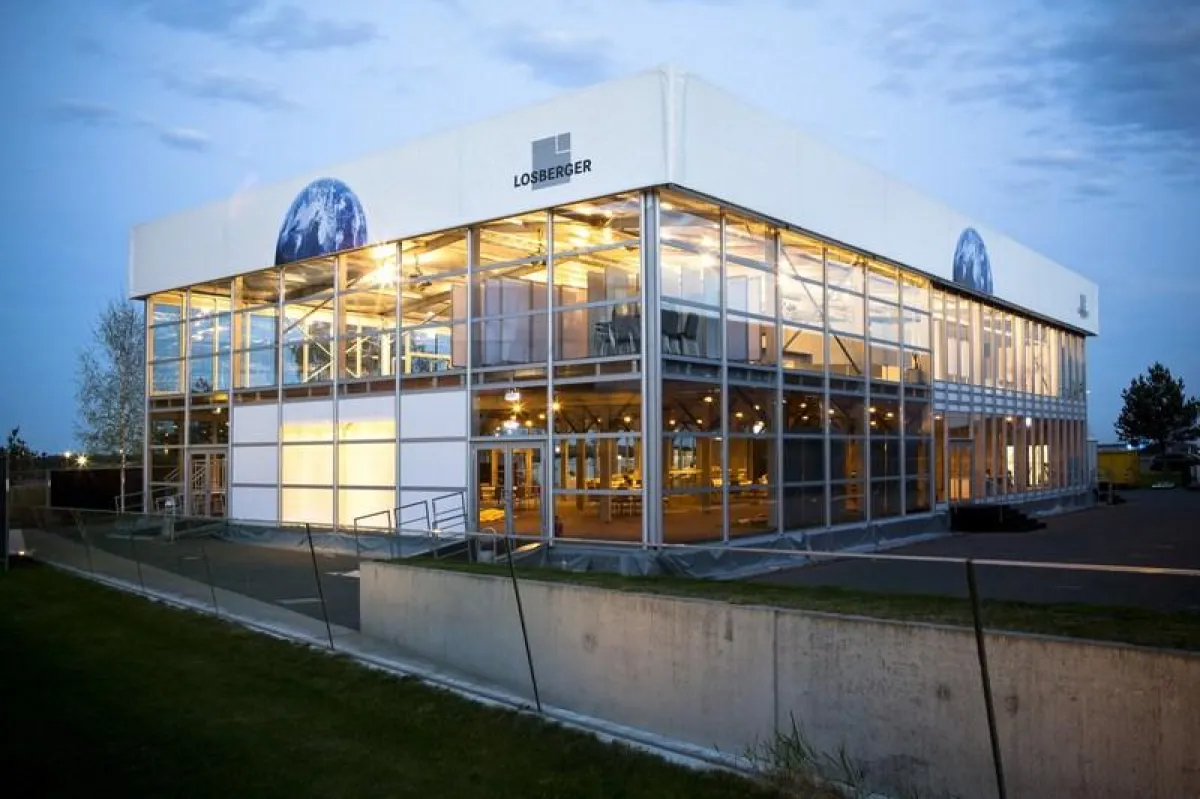 Event- und Messehalle Palas:  geradlinige Architektur, kubische Form und großzügige Verglasung