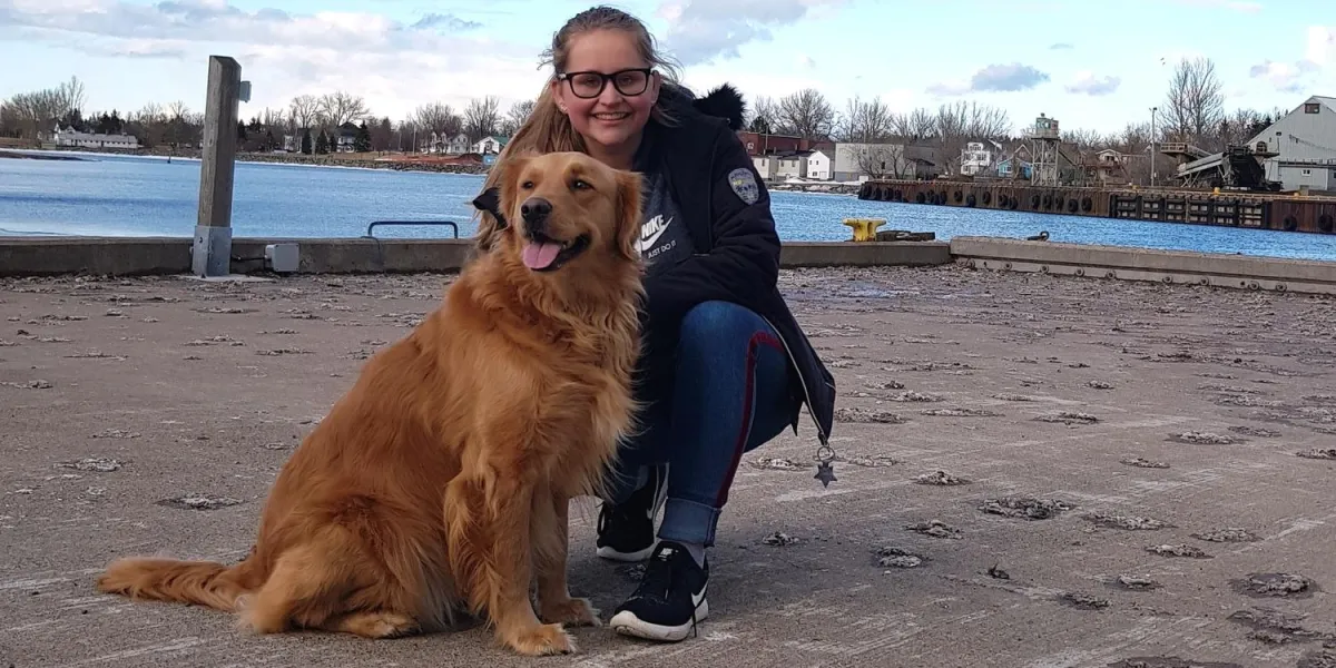 Schüleraustausch mit Stipendium: Helena in Kanada mit Hund (Foto: Stiftung Völkerverständigung)