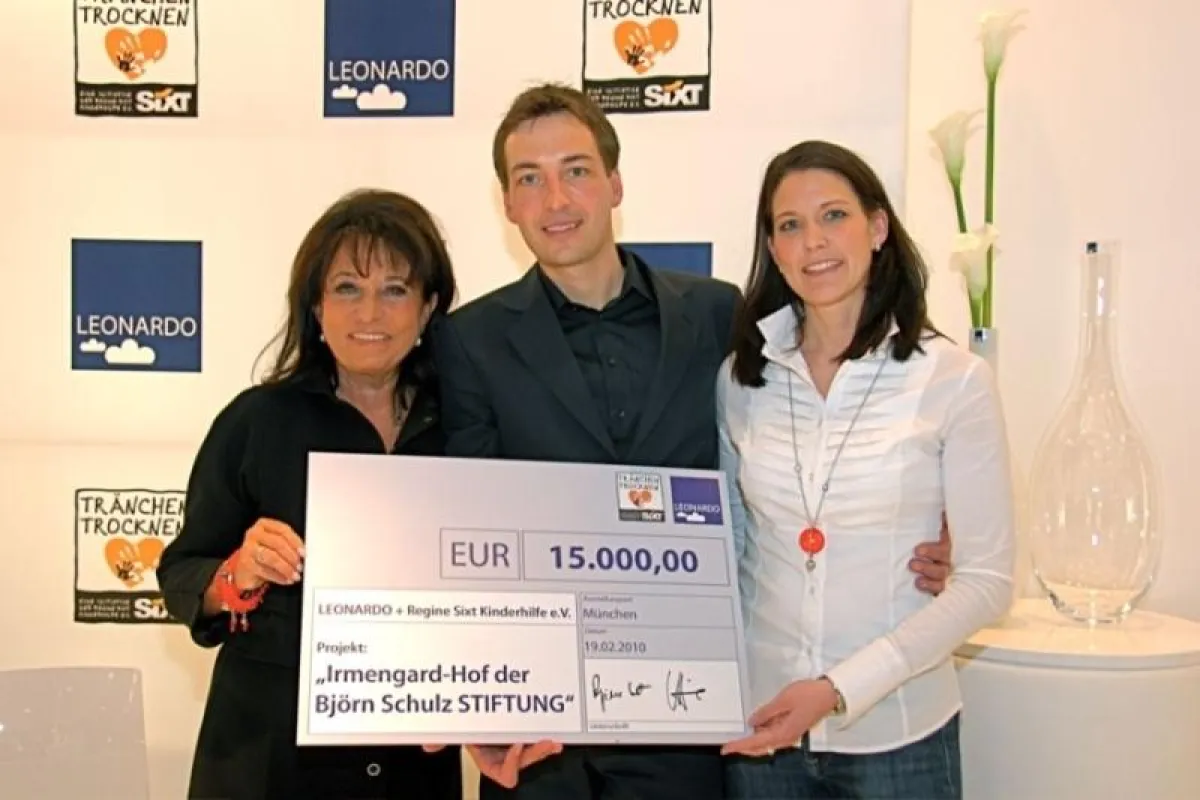 Regine Sixt (Regine Sixt Kinderhilfe), Oliver Kleine (geschäftsführender Gesellschafter glaskoch) und Bianca Kleine (Geschäftsleiterin Retail glaskoch) bei der Scheckübergabe.