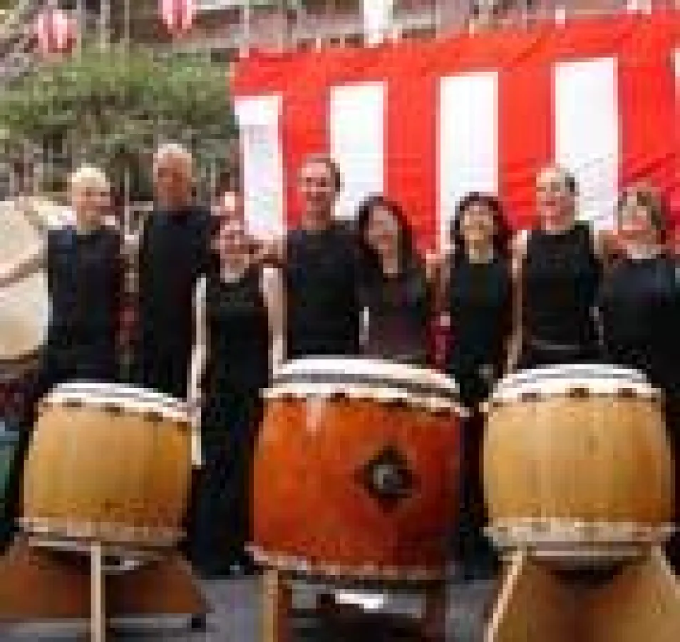 Trommelfeuer durch und durch: die Gruppe Tengu Daiko