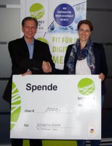 Spendenübergabe an das Elternnetzwerk Hessen Bild: Spendenübergabe an das Elternnetzwerk Hessen