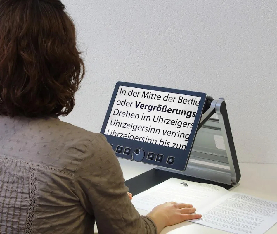 Das VisioBook: Dank schwenkbarer Kamera auch bei Vorträgen Text und Bild bis zu 30-fach vergrößern.