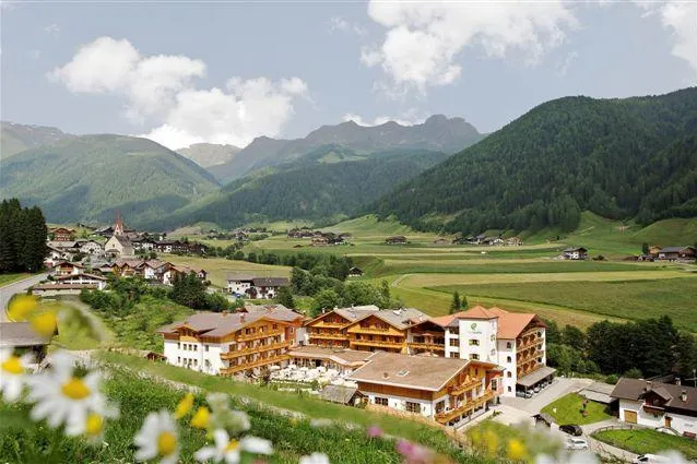 Bild: Das Hotel Quelle Nature SPA Resort bekommt den Preis für Südtiroler Weinkultur 2009