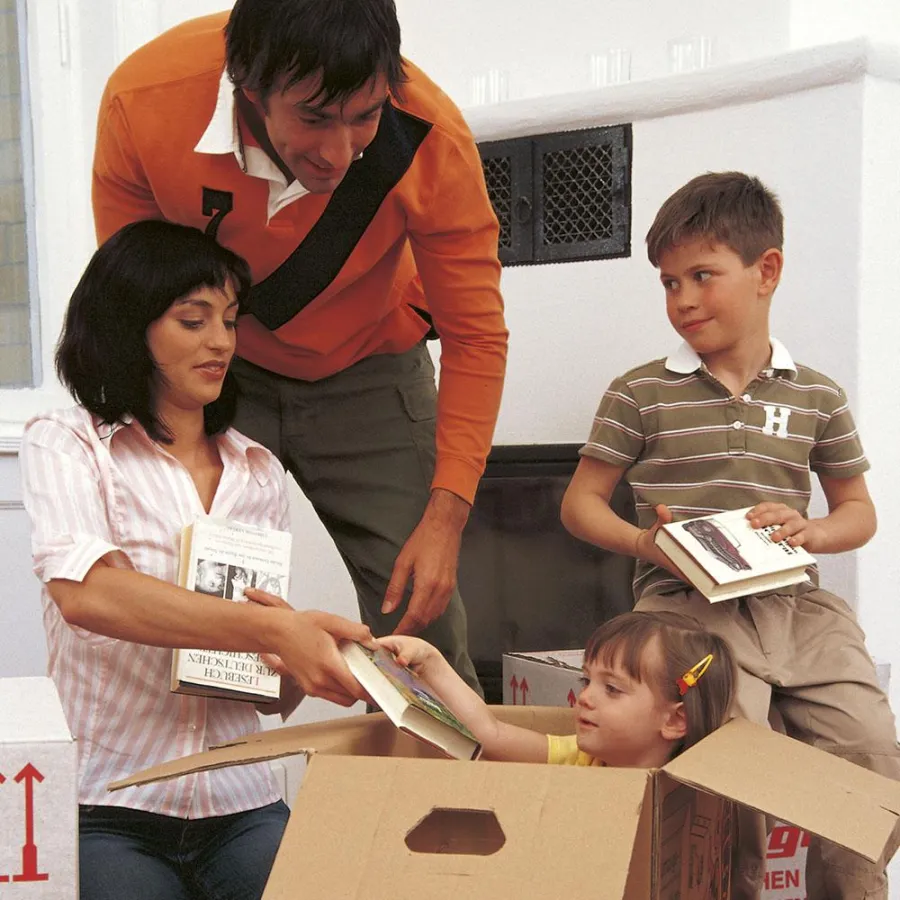 Auch die Kleinen können beim Packen für den Umzug in ein neues Heim helfen. (Bild: Schwäbisch Hall)