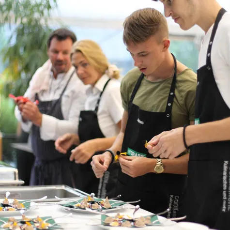 Bild: GRASS-Lehrlinge bitten zu Tisch