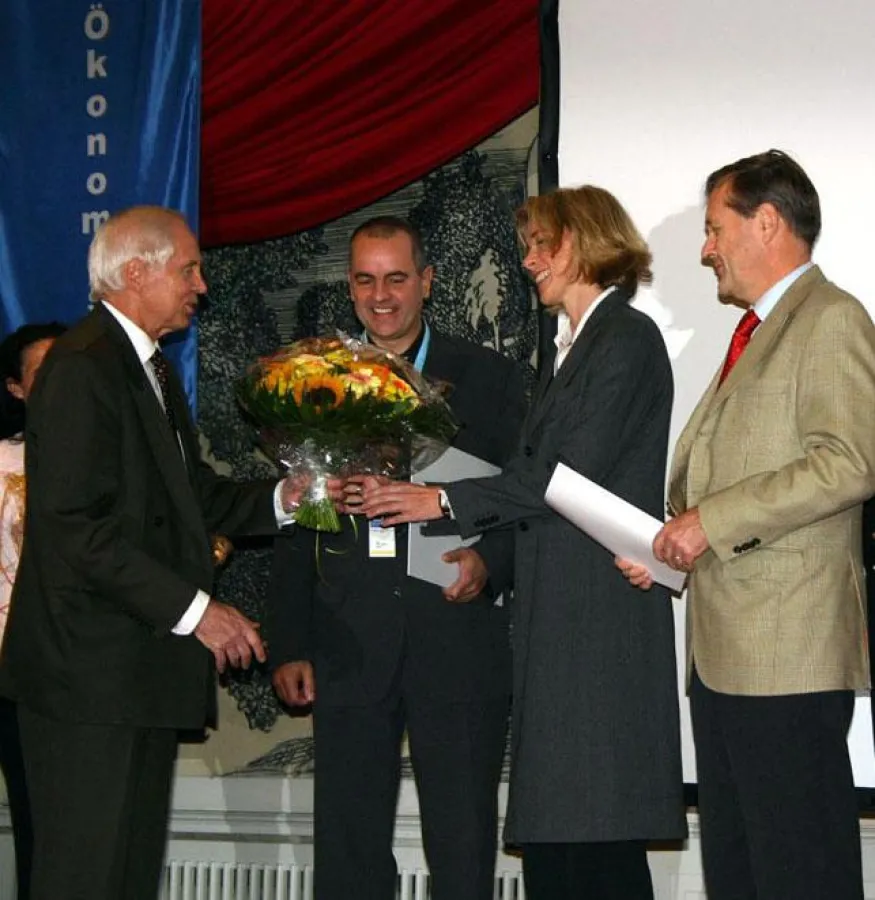 Profesor Schinke gratuliert hier dem HIP-Siegerteam 2007.