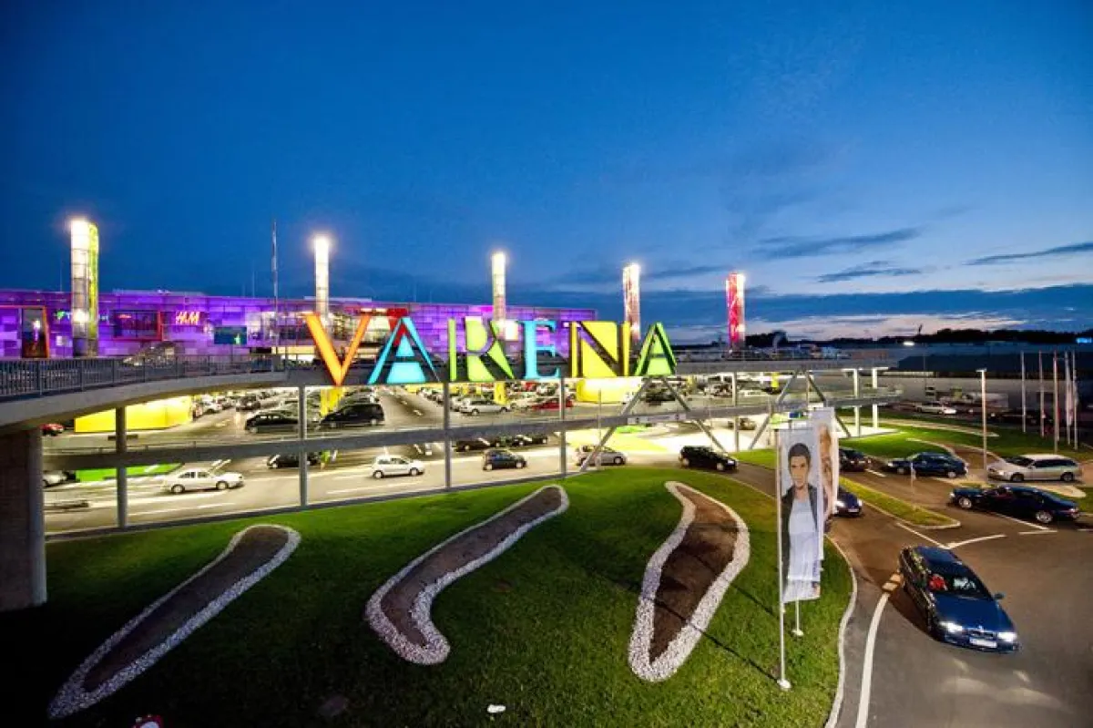 LEDCOM - das Original bei Lichtwerbeanlagen - beleuchtet Shopping Center VARENA