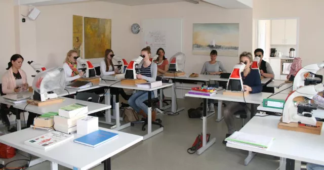 Beste Jobaussichten mit gutem Gehalt für Zytolgieassistentinnen und Zytologieassistenten Bild: Beste Jobaussichten mit gutem Gehalt für Zytolgieassistentinnen und Zytologieassistenten