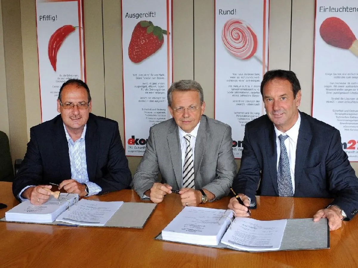 ekom21-Geschäftsführer Bertram Huke (links) und Ulrich Künkel (rechts) mit HSH-Geschäftsführer Stephan Hauber