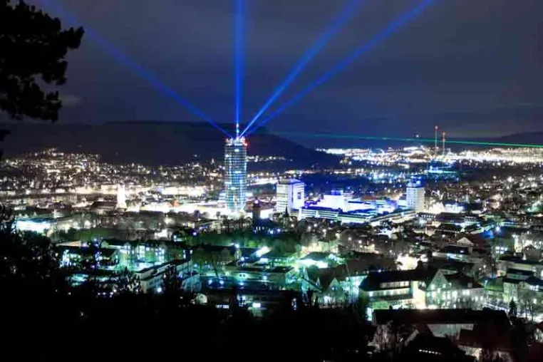 Bild: FALCON® BEAM Xenon Searchlights strahlten vom JenTower