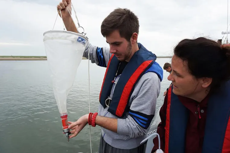 Bild: Biologie- und Physikunterricht auf einem Forschungsboot - das ermöglicht das Internat auf Spiekeroog