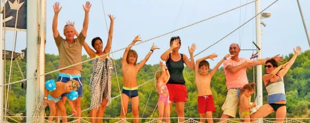 Bild: Aktiv-Familienurlaub ganz anders: Segeln für die ganze Familie. Familien-Segelflotten in Kroatien und Ibiza