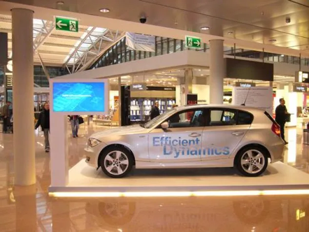 Bild: Plan.Net mobile und Blue Cell Networks mit interaktiver Werbefläche am Flughafen Hamburg