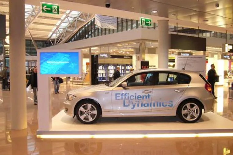 Bild: Plan.Net mobile und Blue Cell Networks mit interaktiver Werbefläche am Flughafen Hamburg