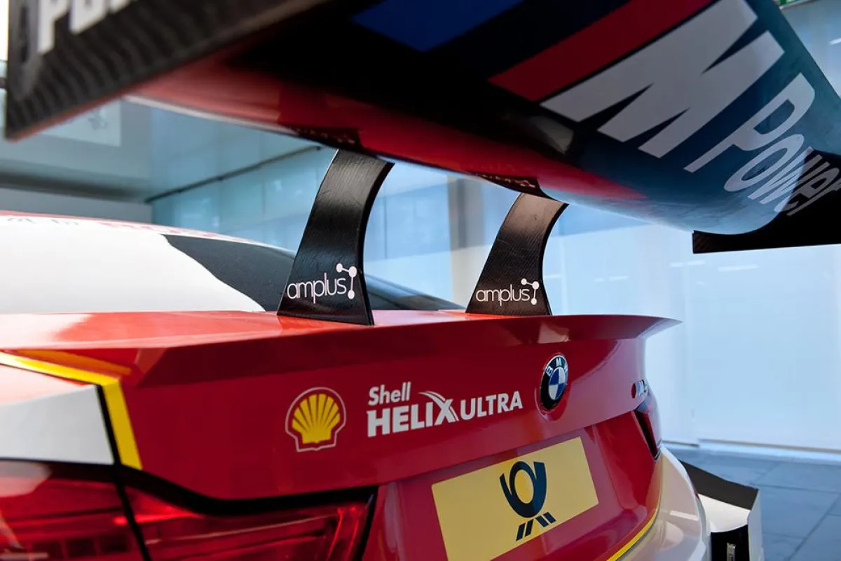 Das Logo der amplus AG beispielhaft auf dem Heckspoiler von Augusto Farfus