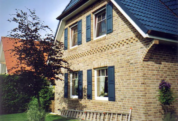 Bild: Zierfensterläden machen jede Hauswand zum Blickfang