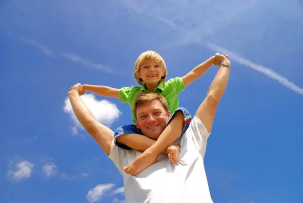 Bild: Mütter treffen sich am Spielplatz, Väter im Netz - Neue Online-Community für Väter startet am 1. März